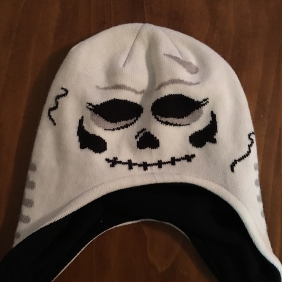 SOLD!!! NWOT!! Cute Winter Hat - Picture 2 of 3